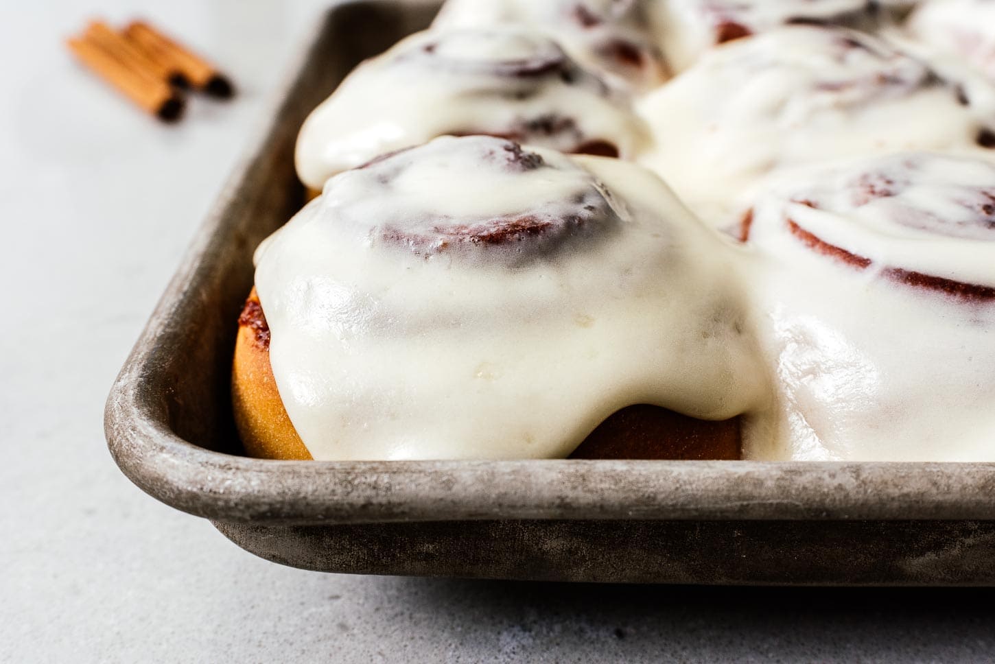 cinnamon_rolls_icing