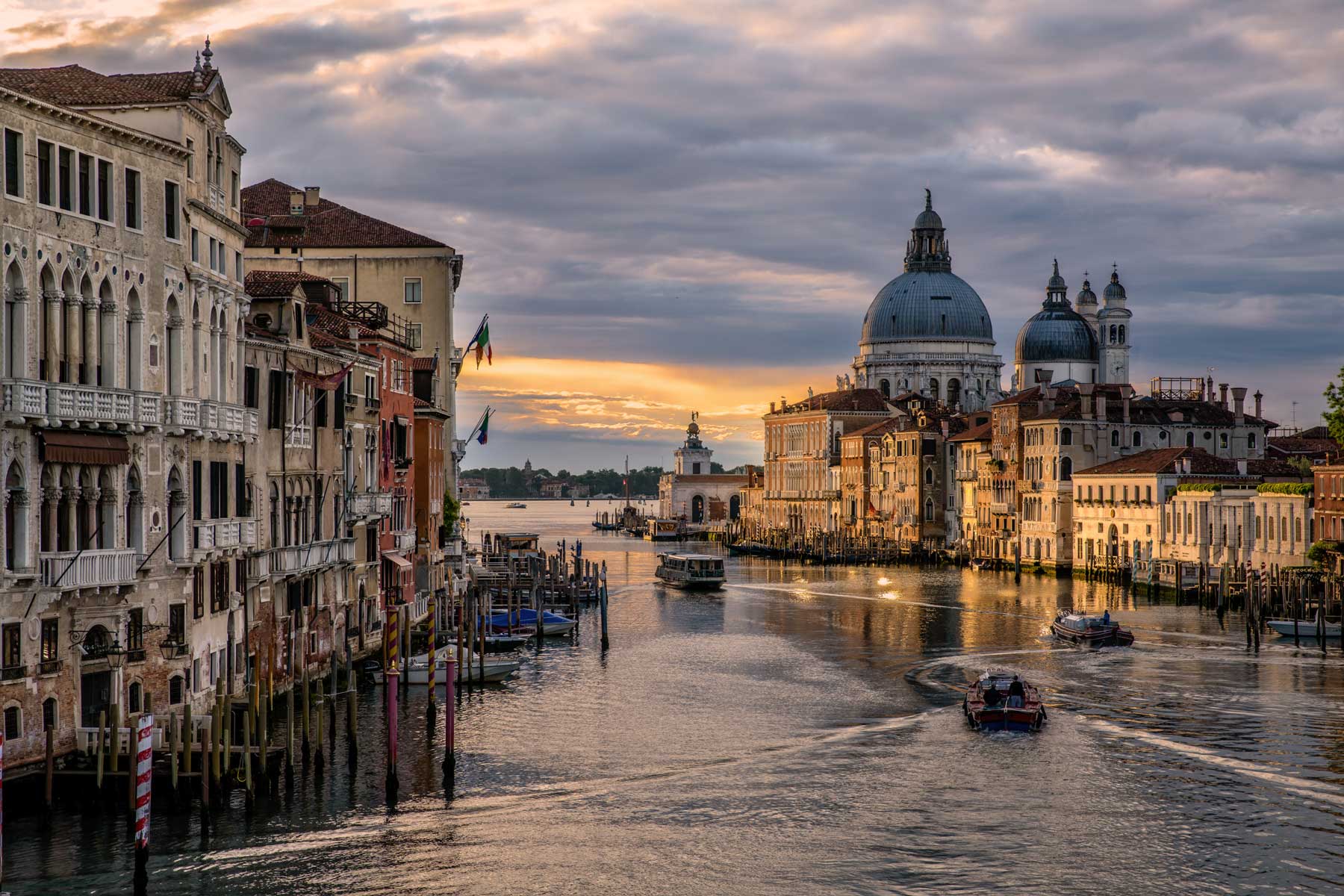 Удивительный город венеция. Венеция Италия. Венеция столица. Венеция ондолы. Немецкая Венеция город.
