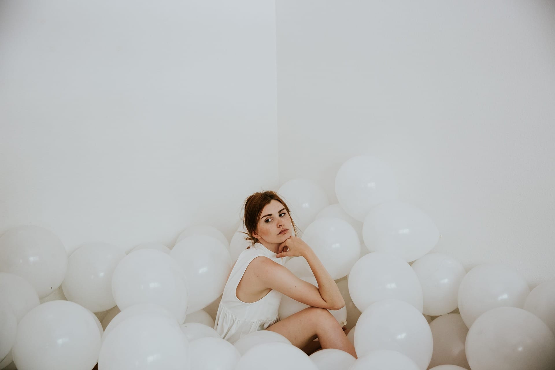 girl in white balloons