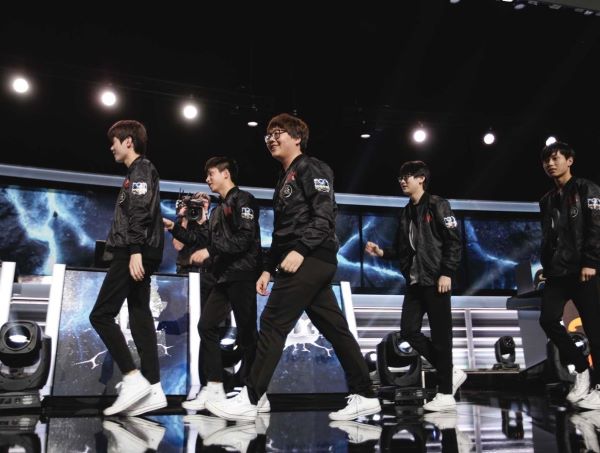 edg walking off stage after winning