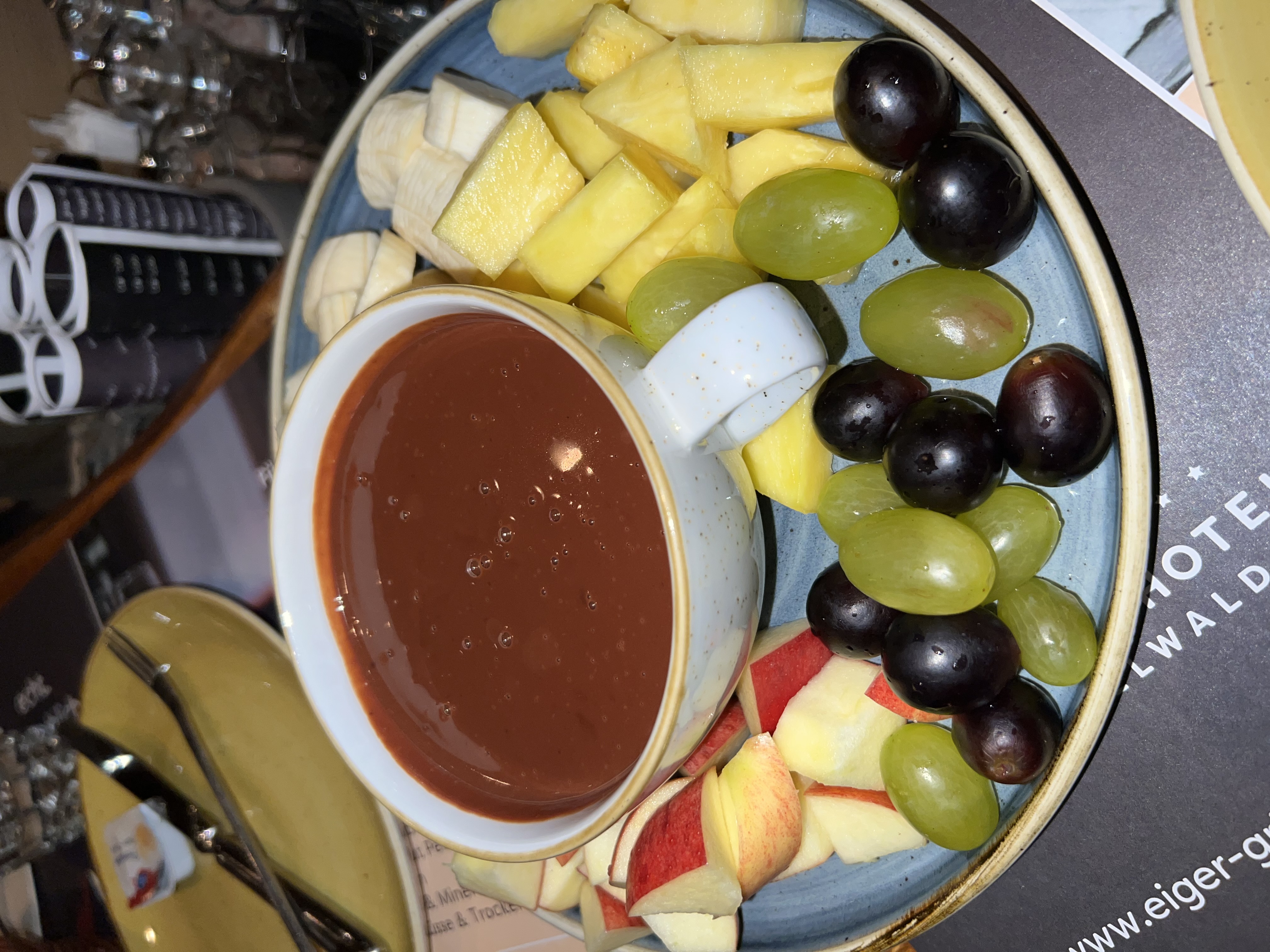 https://hips.hearstapps.com/hmg-prod/images/delish-chocolate-fondue-still001-1545405557.jpg